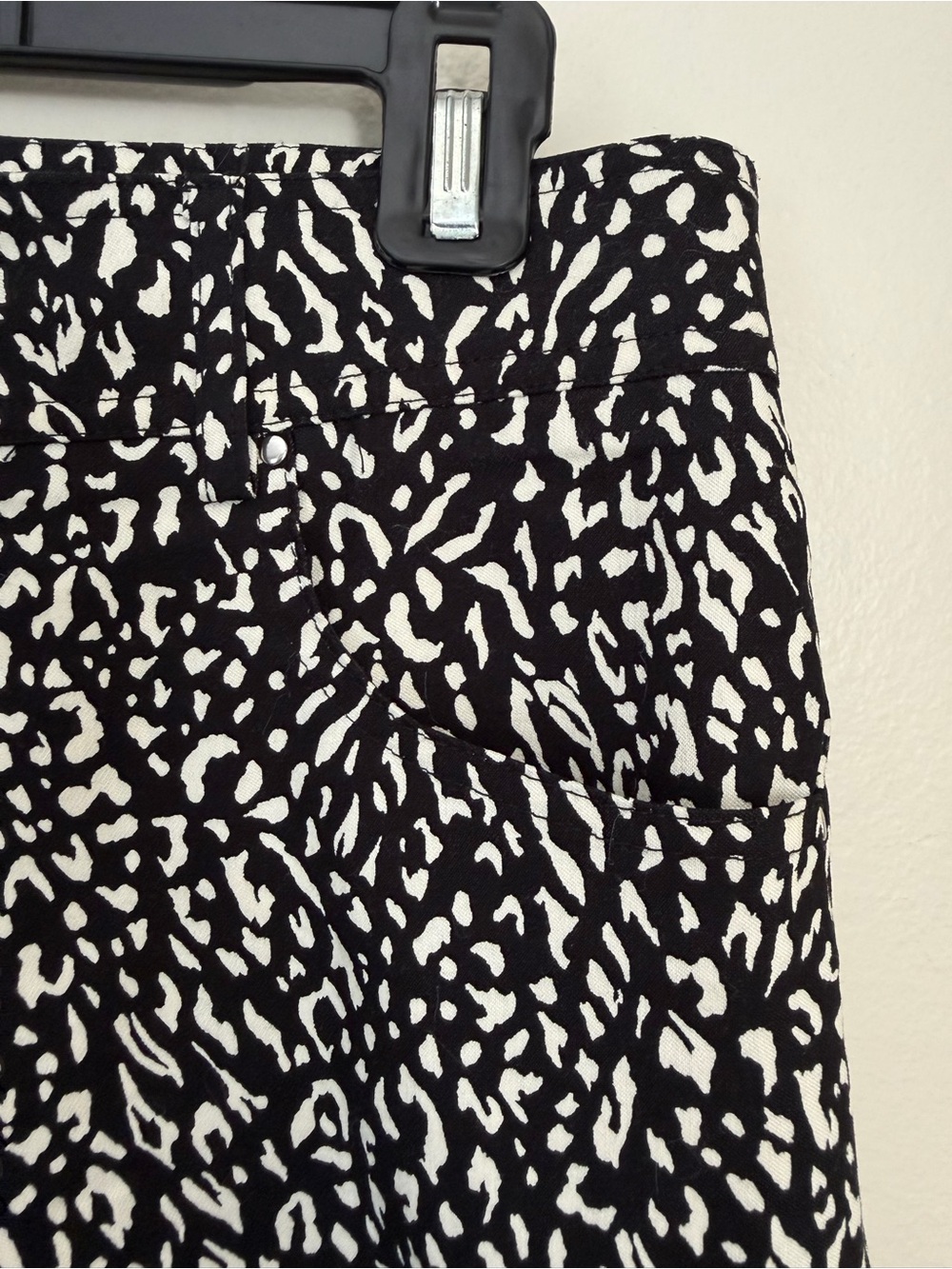 89th & Madison Black and White Animal Print Jean Shorts Size 6 - Picture 5 of 13